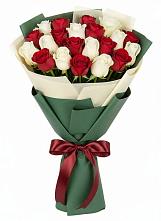 Букет Микс из красных и белых роз в Вельске
