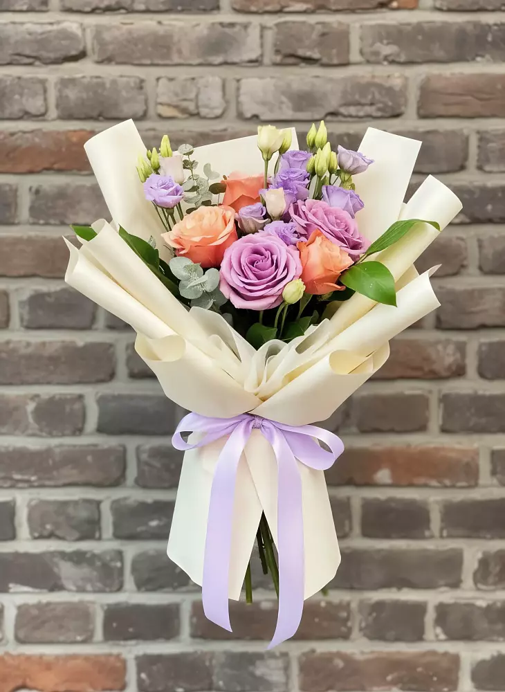 Букет цветов из: Лизиантусы и Розы в Вельске