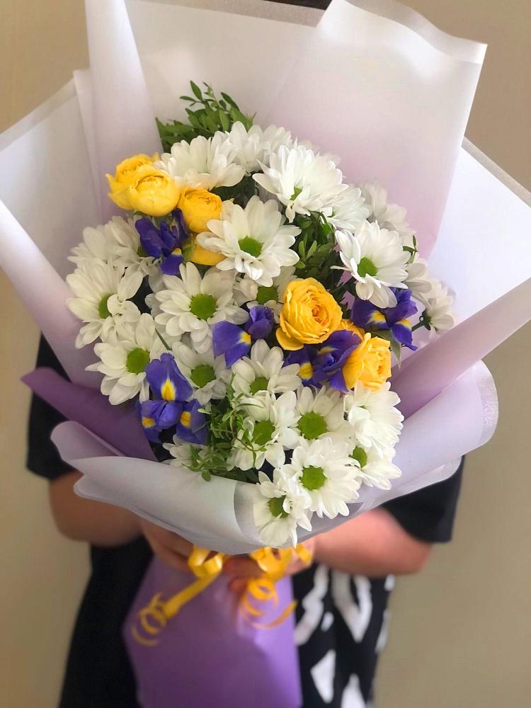 Букет цветов из: Ирисы, Хризантемы и Розы в Вельске
