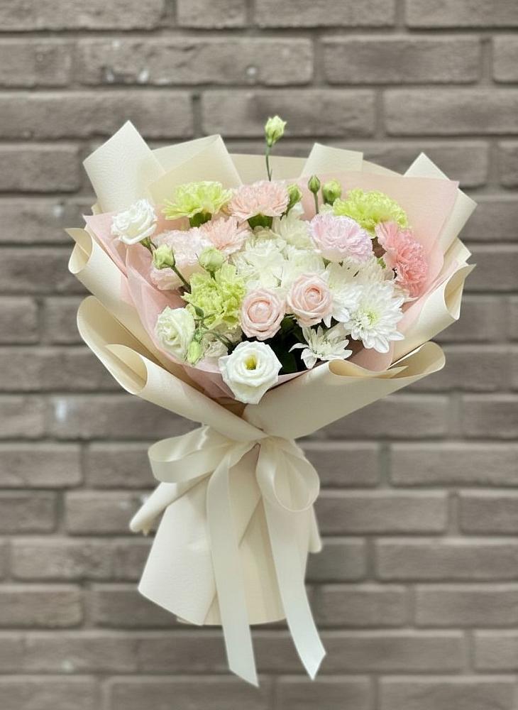 Букет цветов из: Гвоздики, Розы, Лизиантусы и Хризантемы в Вельске