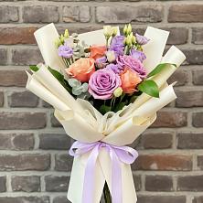 Букет цветов из:  Лизиантусы и Розы в Вельске