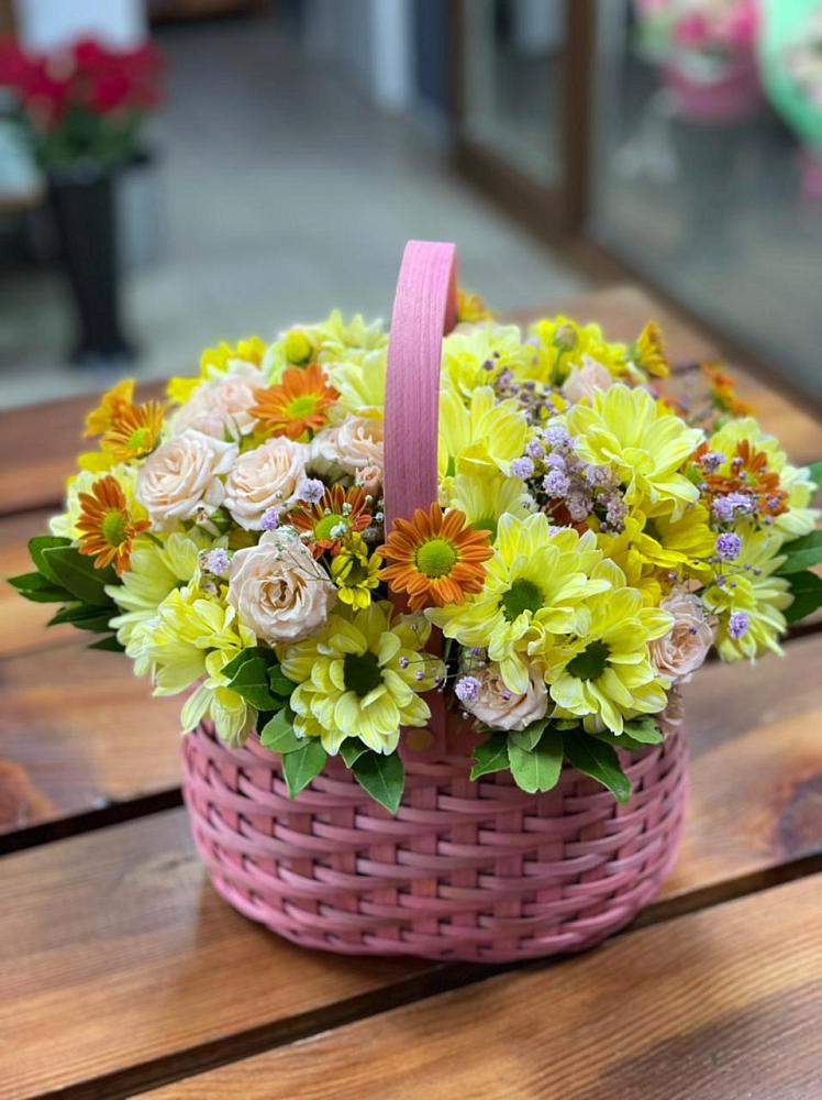 Цветочная композиция из Хризантемы и Розы в корзине в Вельске