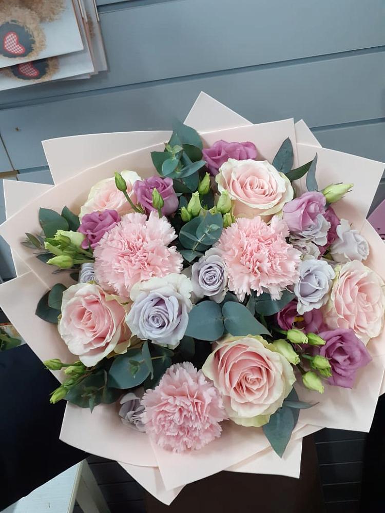 Букет цветов из: Розы, Гвоздики и Лизиантусы в Вельске